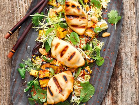 Vegane Samosas mit Salat