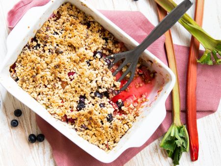 Veganer Rhabarber-Beeren-Crumble