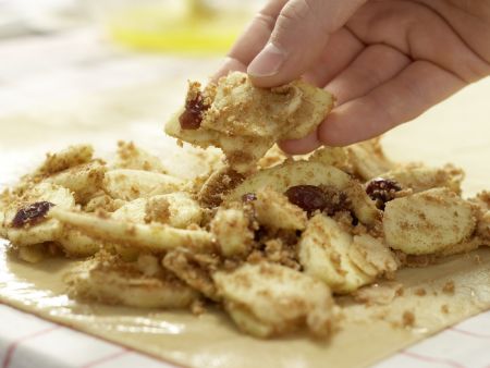 Vollkorn-Apfelstrudel Zubereitung Schritt 9 Vollkorn-Apfelstrudel Zubereitung Schritt 9