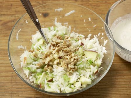 Waldorfsalat mit Ananas Zubereitung Schritt 5 Waldorfsalat mit Ananas Zubereitung Schritt 5