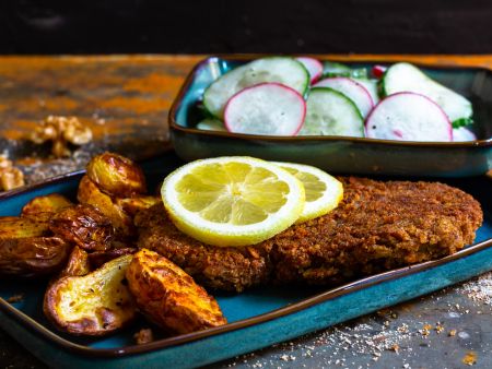 Walnuss-Schnitzel mit Ofenkartoffeln und Gurkensalat