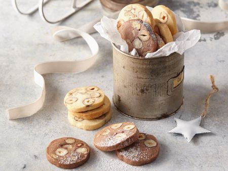 Weihnachtskekse mit Nüssen