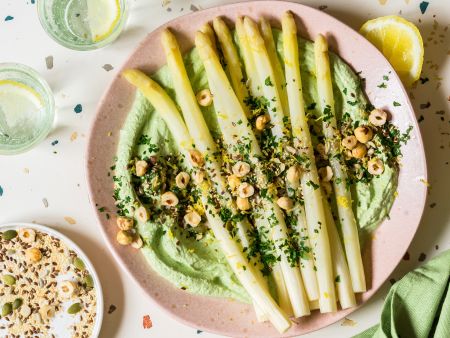 Weißer Spargel mit Spinat-Feta-Creme
