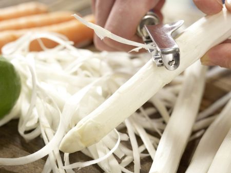 Weißer Spargel im Papierpaket Zubereitung Schritt 1 Weißer Spargel im Papierpaket Zubereitung Schritt 1