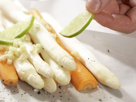 Weißer Spargel im Papierpaket Zubereitung Schritt 5 Weißer Spargel im Papierpaket Zubereitung Schritt 5