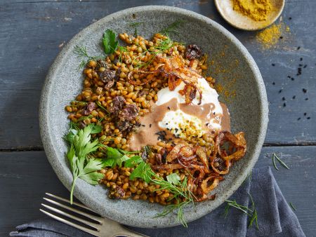 Weizen-Linsen-Pfanne mit gerösteten Zwiebeln
