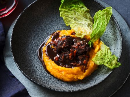 Wildragout auf Kürbispüree mit Wirsing