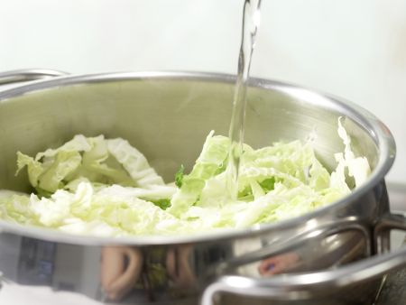 Wirsing-Auflauf mit Schupfnudeln Zubereitung Schritt 2 Wirsing-Auflauf mit Schupfnudeln Zubereitung Schritt 2