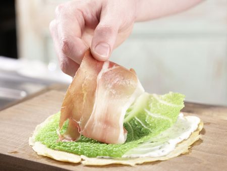Wirsing-Crêpe-Röllchen Zubereitung Schritt 6 Wirsing-Crêpe-Röllchen Zubereitung Schritt 6