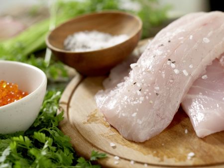 Wolfsbarschfilets mit Keta-Kaviar Zubereitung Schritt 7 Wolfsbarschfilets mit Keta-Kaviar Zubereitung Schritt 7