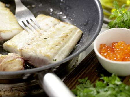 Wolfsbarschfilets mit Keta-Kaviar Zubereitung Schritt 8 Wolfsbarschfilets mit Keta-Kaviar Zubereitung Schritt 8