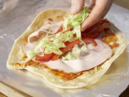 Wrap mit Putenbrust und Erdnussbutter Zubereitung Schritt 7 Wrap mit Putenbrust und Erdnussbutter Zubereitung Schritt 7