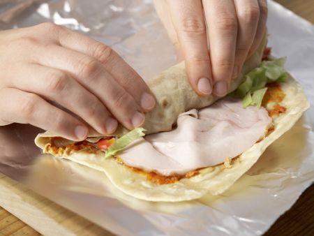 Wrap mit Putenbrust und Erdnussbutter Zubereitung Schritt 8 Wrap mit Putenbrust und Erdnussbutter Zubereitung Schritt 8