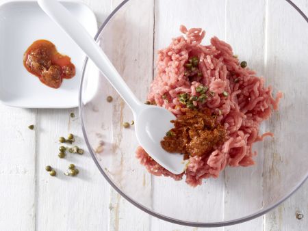 Würzige Beefhack-Burger – smarter Zubereitung Schritt 1 Würzige Beefhack-Burger – smarter Zubereitung Schritt 1