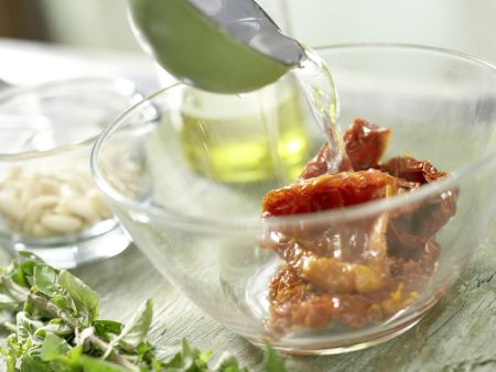 Würzige Mozzarella-Nudeln Zubereitung Schritt 1 Würzige Mozzarella-Nudeln Zubereitung Schritt 1