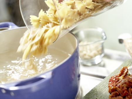 Würzige Mozzarella-Nudeln Zubereitung Schritt 2 Würzige Mozzarella-Nudeln Zubereitung Schritt 2