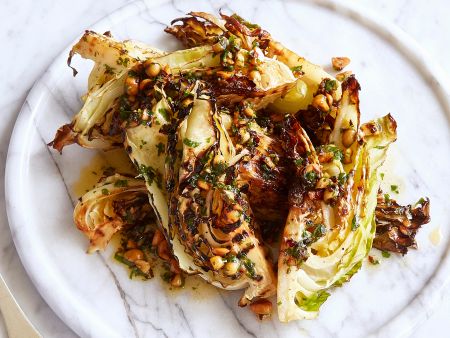 Würziger Spitzkohl mit Haselnuss-Chili-Butter