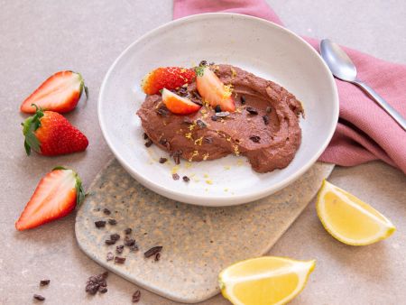 Zitronen-Schokoladenmousse mit Erdbeeren