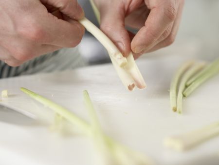 Zitronengras-Hähnchen-Spieße Zubereitung Schritt 6 Zitronengras-Hähnchen-Spieße Zubereitung Schritt 6