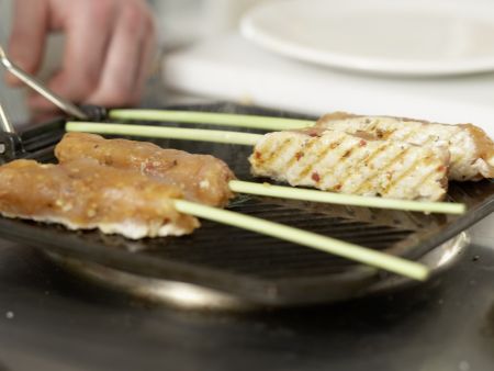 Zitronengras-Hähnchen-Spieße Zubereitung Schritt 9 Zitronengras-Hähnchen-Spieße Zubereitung Schritt 9