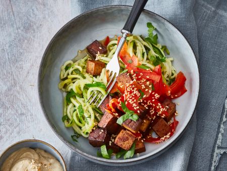 Zoodle-Salat mit Räuchertofu und Tahinisauce