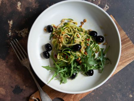 Zoodles mit Rucola und Oliven