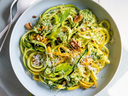 Zoodles mit Sellerie-Nuss-Pesto