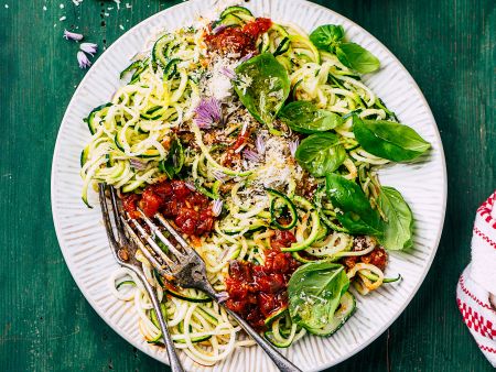 Zoodles mit Tomaten-Linsen-Sauce
