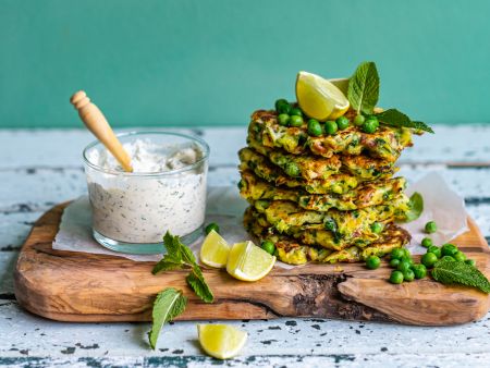 Zucchini-Erbsen-Fritter mit Green-Goddess-Dressing