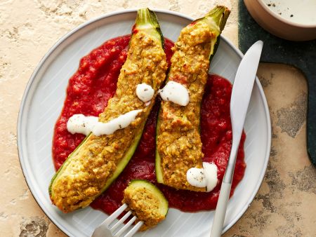 Zucchini mit Falafelfüllung