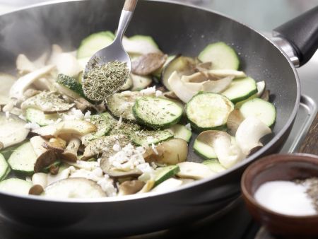 Zucchini-Pilz-Pasta Zubereitung Schritt 6 Zucchini-Pilz-Pasta Zubereitung Schritt 6