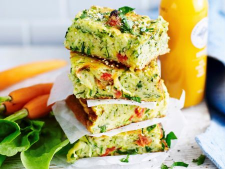 Zucchini-Quinoa-Schnitten mit halb getrockneten Tomaten