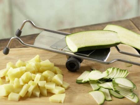 Zucchini-Salat mit gebratenem Käse Zubereitung Schritt 1 Zucchini-Salat mit gebratenem Käse Zubereitung Schritt 1