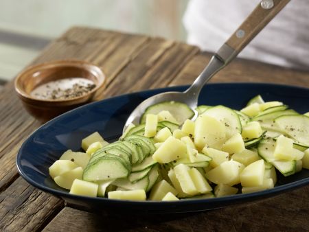 Zucchini-Salat mit gebratenem Käse Zubereitung Schritt 2 Zucchini-Salat mit gebratenem Käse Zubereitung Schritt 2