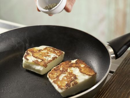 Zucchini-Salat mit gebratenem Käse Zubereitung Schritt 4 Zucchini-Salat mit gebratenem Käse Zubereitung Schritt 4