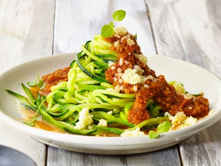 Zucchini-Spaghetti mit Veggie-Bolognese