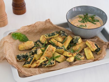Zucchini-Wedges mit Pesto-Dip