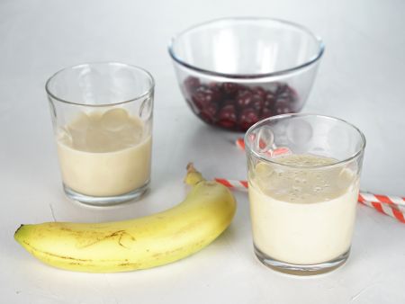 Zweifarbiger Kirsch-Bananen-Smoothie Zubereitung Schritt 1 Zweifarbiger Kirsch-Bananen-Smoothie Zubereitung Schritt 1