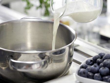 Zwiebackbrei mit Heidelbeeren Zubereitung Schritt 1 Zwiebackbrei mit Heidelbeeren Zubereitung Schritt 1