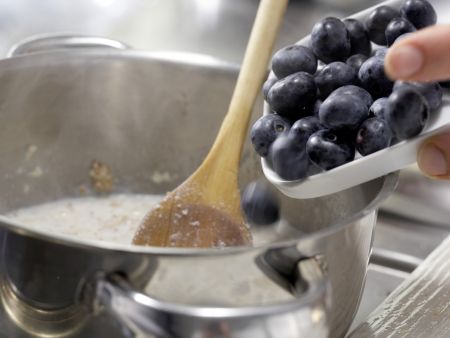 Zwiebackbrei mit Heidelbeeren Zubereitung Schritt 3 Zwiebackbrei mit Heidelbeeren Zubereitung Schritt 3