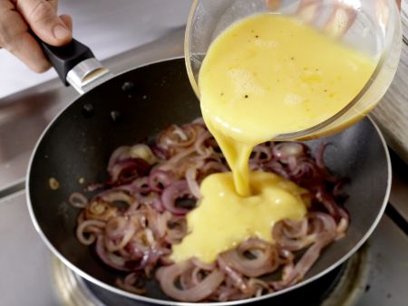 Zwiebel-Omelett Zubereitung Schritt 4 Zwiebel-Omelett Zubereitung Schritt 4