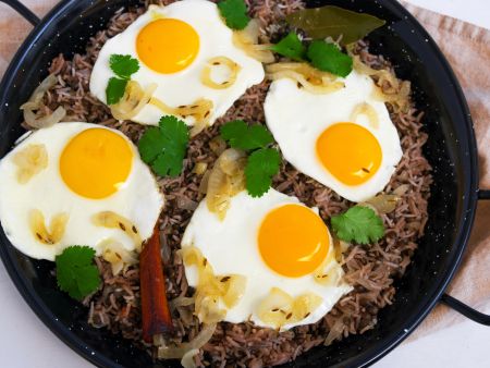 Zwiebelpilaw mit Spiegeleiern