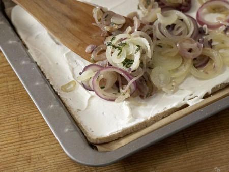 Zwiebelkuchen mit Thymian Zubereitung Schritt 7 Zwiebelkuchen mit Thymian Zubereitung Schritt 7