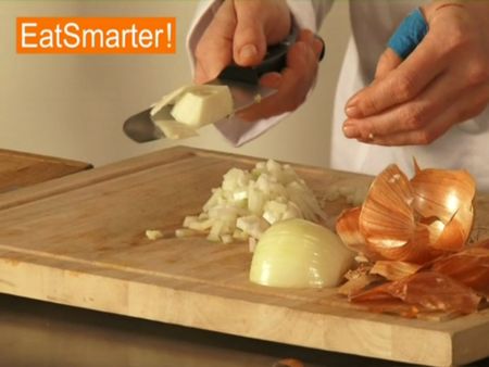 Zwiebeln richtig schälen und schneiden