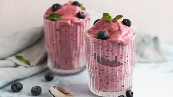 Beeren-Nicecream mit Minze