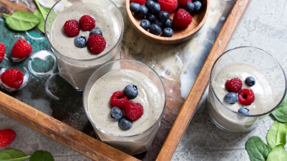 Beeriger Tofu-Proteinshake mit Mango