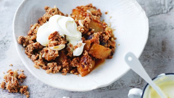 Birnen-Crumble mit Limettenschmand