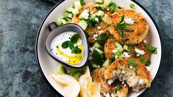 Blumenkohlfrikadellen mit Minzjoghurt