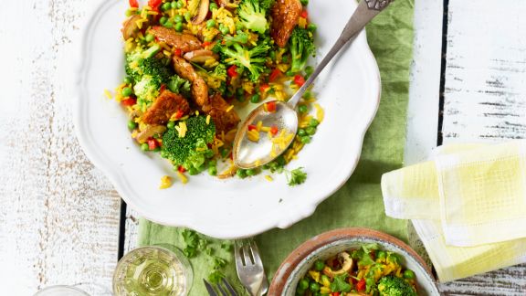 Brokkoli-Reis-Pfanne auf einem weißen Teller