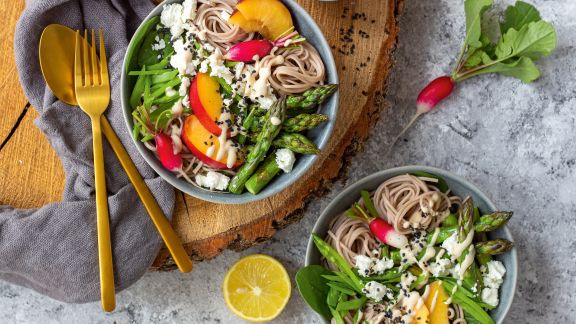 Buddha-Bowl mit grünem Spargel und Soba-Nudeln
